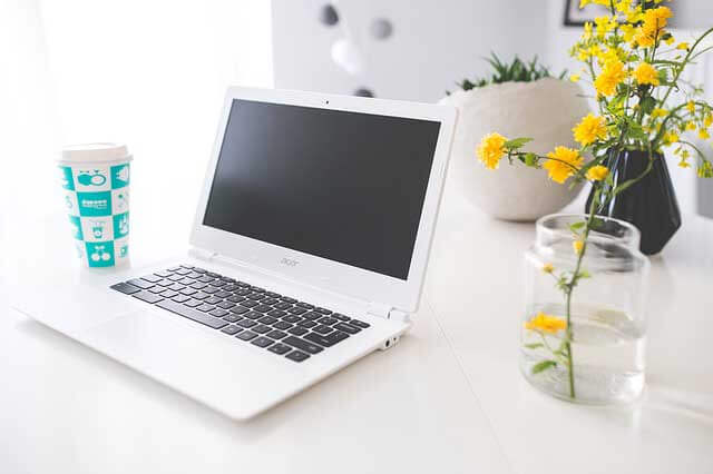 лаптоп, кафе, цвете за добър контент